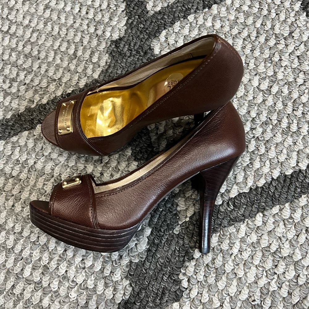 New Brown Michael Kors Classic Heel size 9.5
